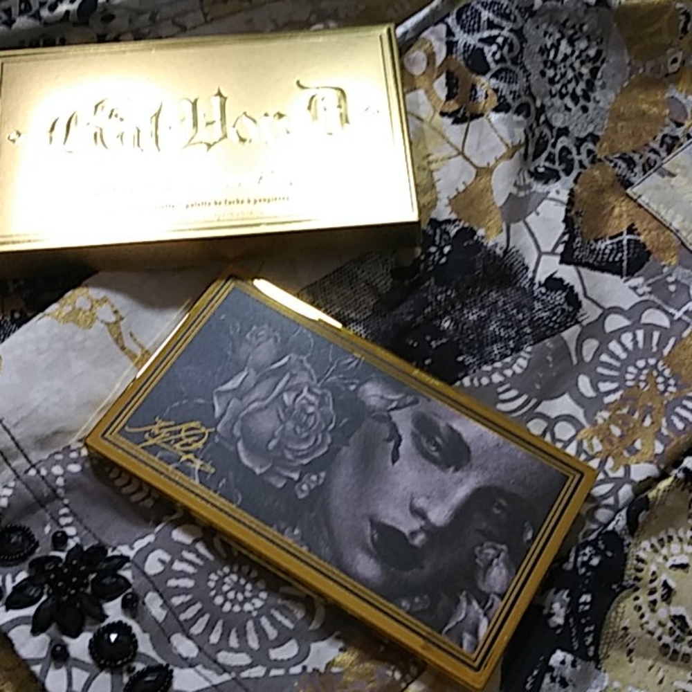 KAT VON D 10TH ANNIVERSARY EYESHADOW PALETTE - Picture 2 of 5